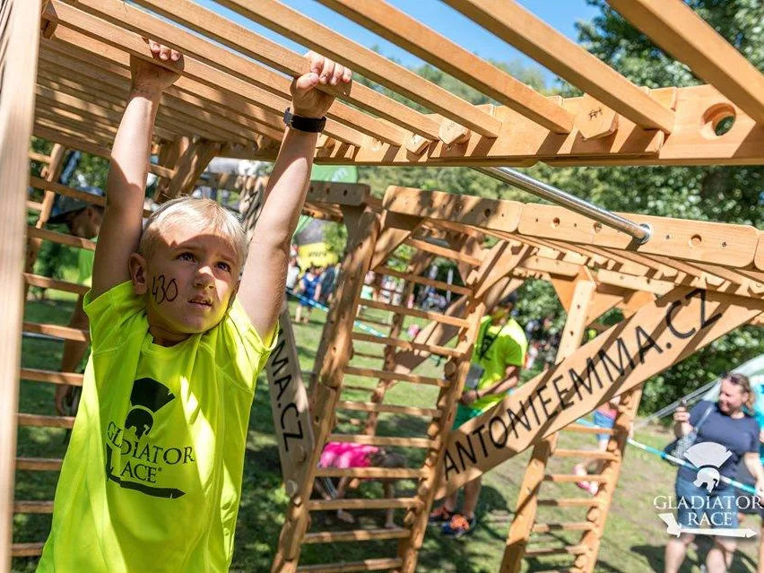 Kind auf unseren Klettergerüsten beim Gladiator Race